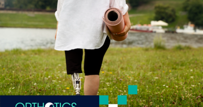 An amputee woman with a prosthetic leg is carrying a yoga mat outdoors